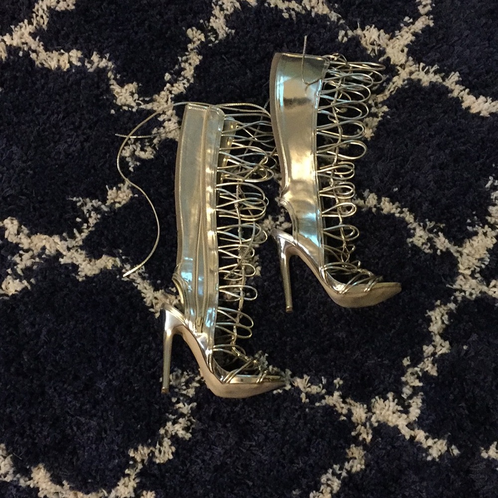 Shoe dazzle size 5.5 gold gladiator heels !
